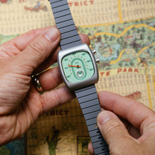 Load image into Gallery viewer, Xeric Retroscope Jump Hour Vintage Mint